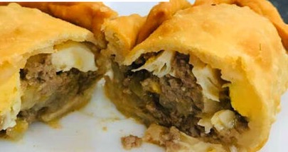 Empanada criolla abierta con su relleno